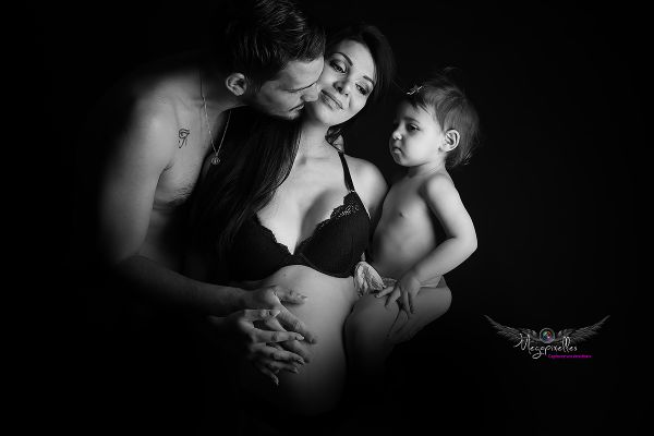 Shooting photo intimiste femme enceinte famille en studio fond noir (ombres et lumières)  près de Bandol dans le var 83 